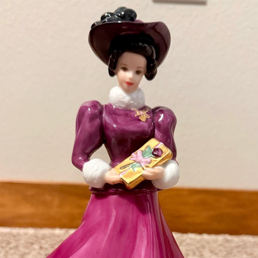 Hallmark 1997 Holiday Traditions figurine. Mint condition